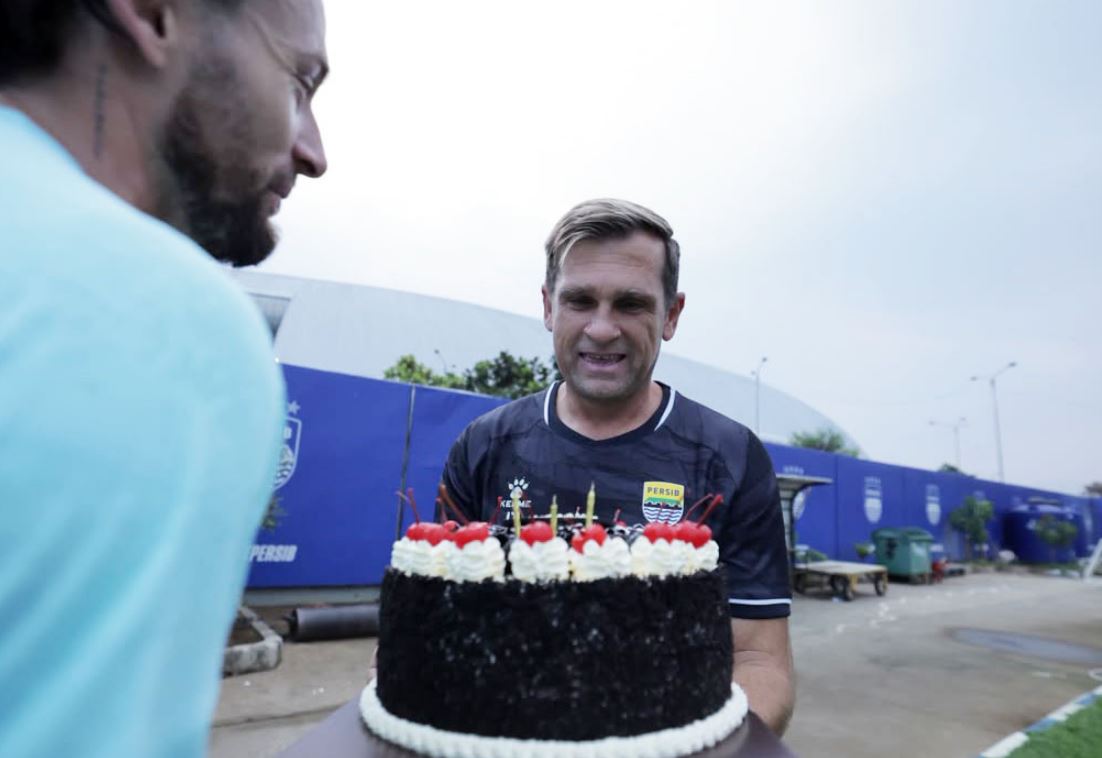 Persib Hanya Memiliki 27 Pemain, Igor Tolic Santai dan Membandingkannya dengan Manchester City