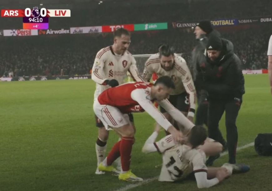 Memalukan, Sikap Gabriel Martinelli saat Mendorong Conor Bradley yang Cedera