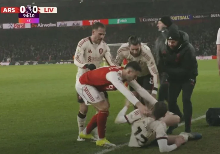 Memalukan, Sikap Gabriel Martinelli saat Mendorong Conor Bradley yang Cedera