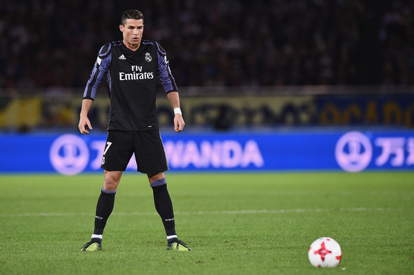 Terungkap Alasan Ronaldo Tak Ingin Memakai Sepatu Hitam Polos