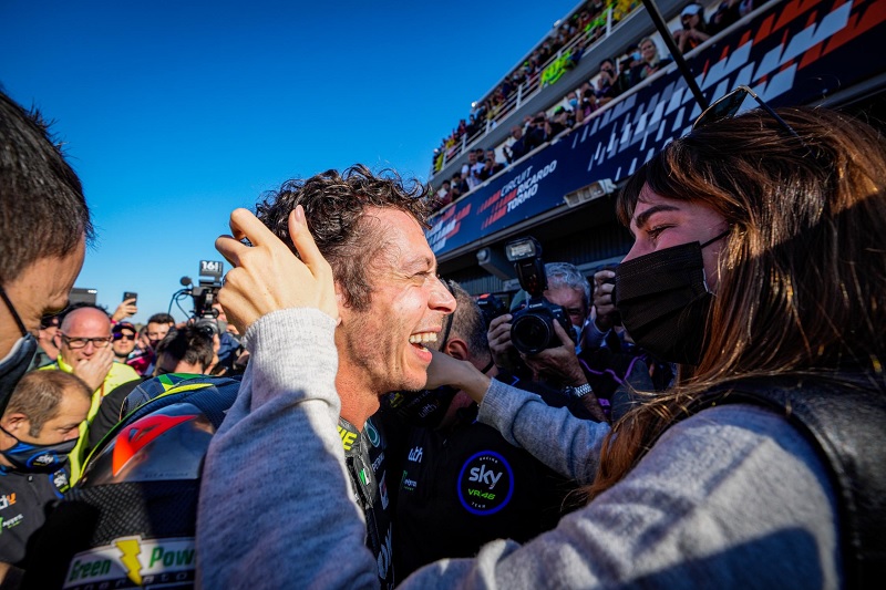 Tangis Haru Kekasih untuk Valentino Rossi