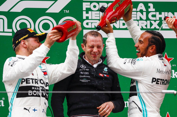 Lomba F1 GP China: Lewis Hamilton Dominan, Ferrari Terlibat Skandal Team Orders