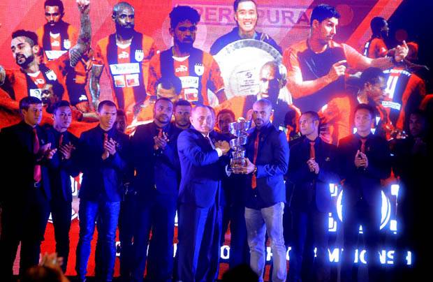 Boaz Solossa Raih Penghargaan Pemain Terbaik ISC 2016