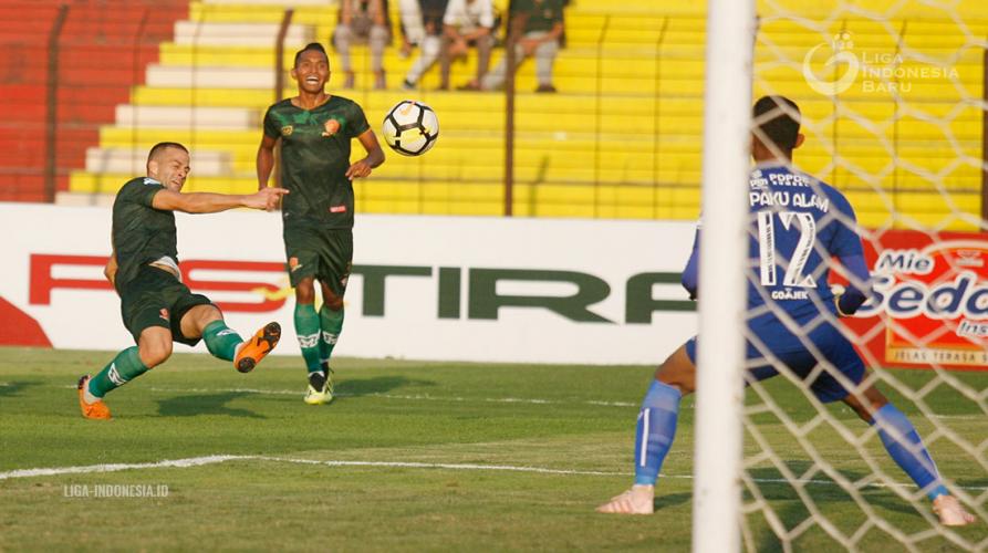 Mitra Kukar 1-0 PS TIRA, The Army Kian Tenggelam di Zona Degradasi