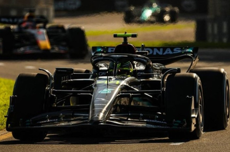 Pencapaian Lewis Hamilton Belum Bikin Mercedes Puas