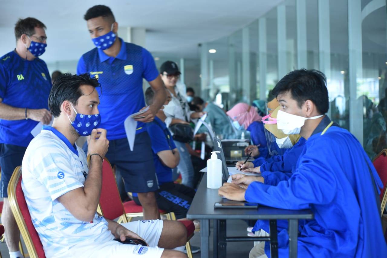 Usai Menerima Vaksin COVID-19, Ezra Walian Berharap Kompetisi Bisa Digulirkan