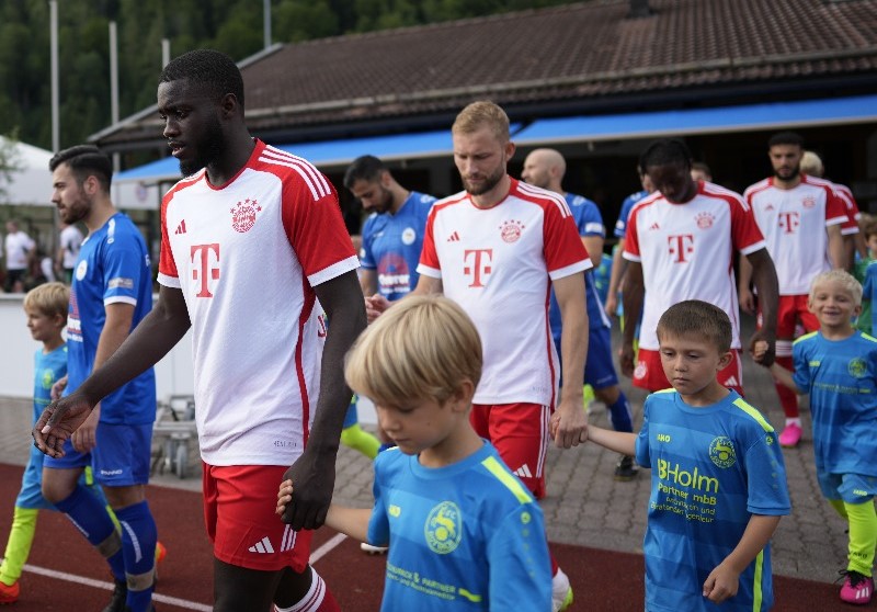 Bantai FC Rottach 27-0, Bayern Munchen Kini Unggul Agregat 70-2