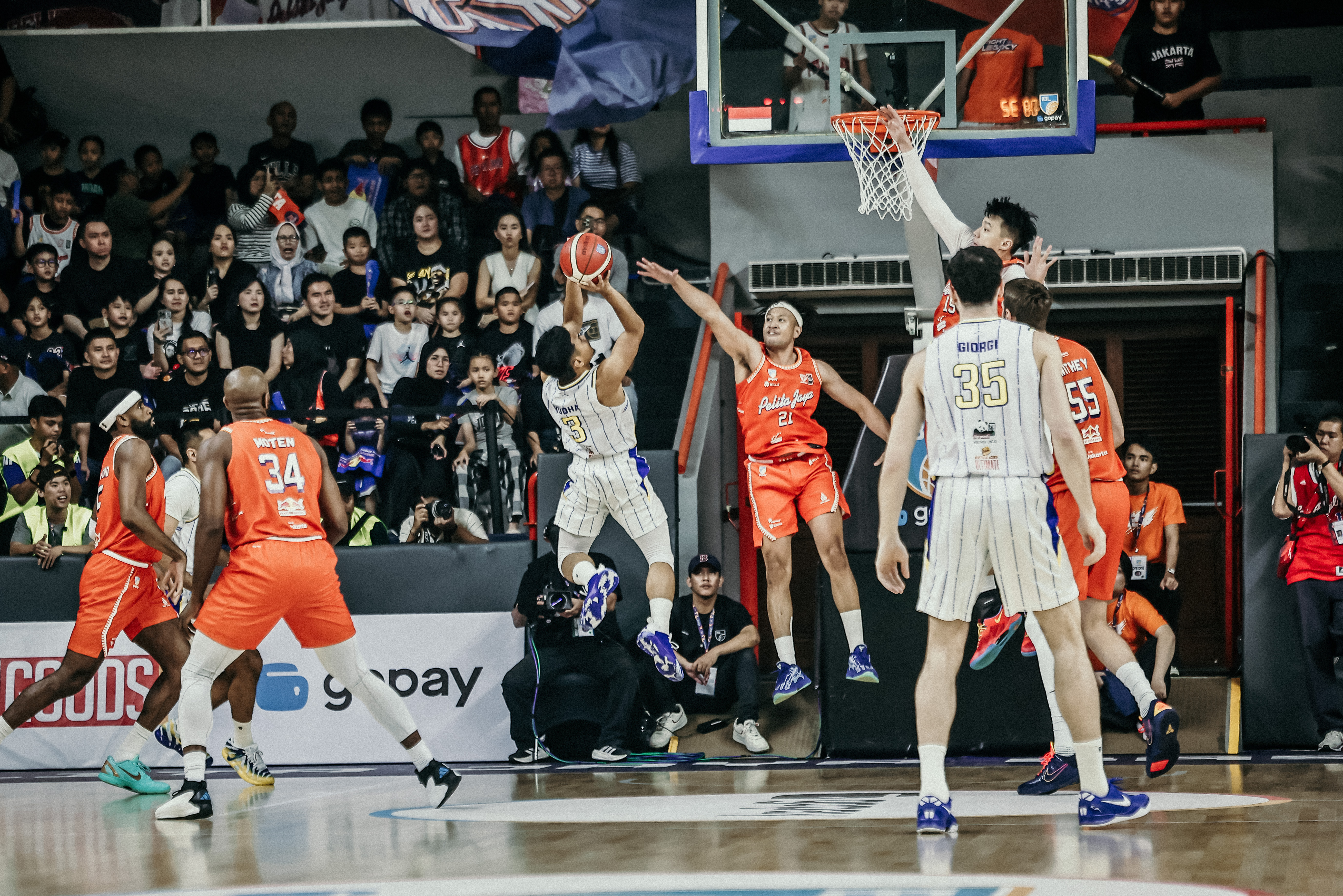 Duel Pelita Jaya Jakarta vs Satria Muda Pertamina Bandung, Minggu (10/5). (IBL)