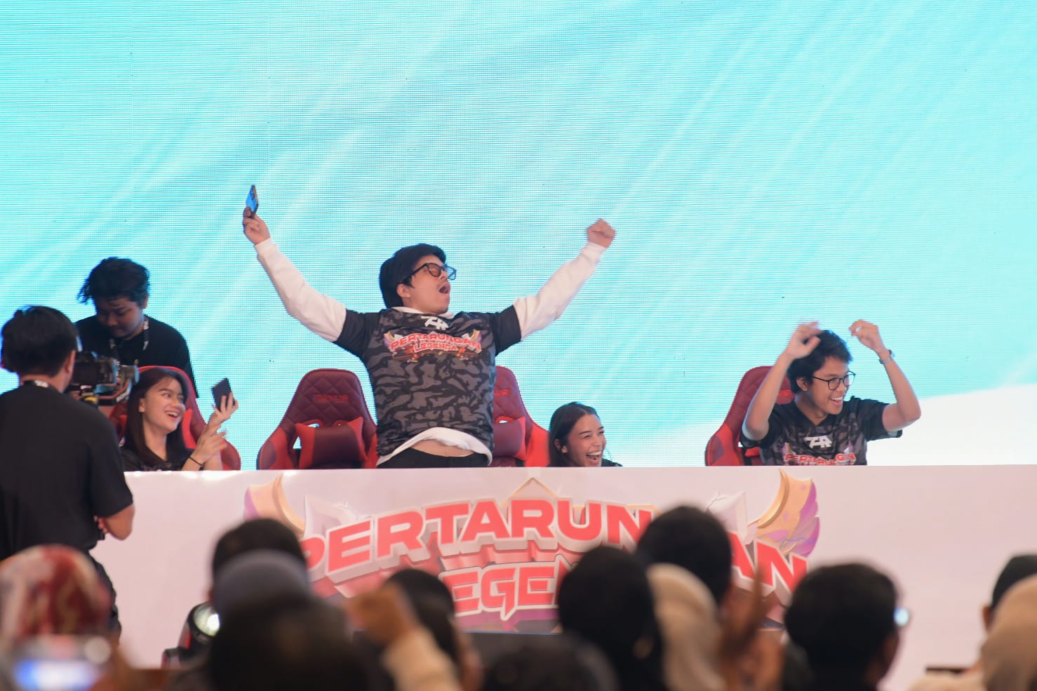 Beramal Sekaligus Bersenang-senang di Pertarungan Legenda