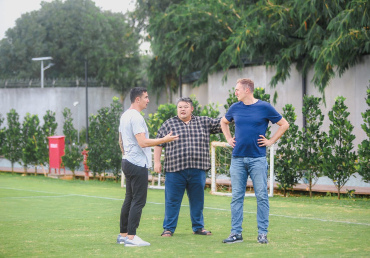 Legenda Timnas Australia Tim Cahill Terkesan dengan Fasilitas Dewa United Sports Centre