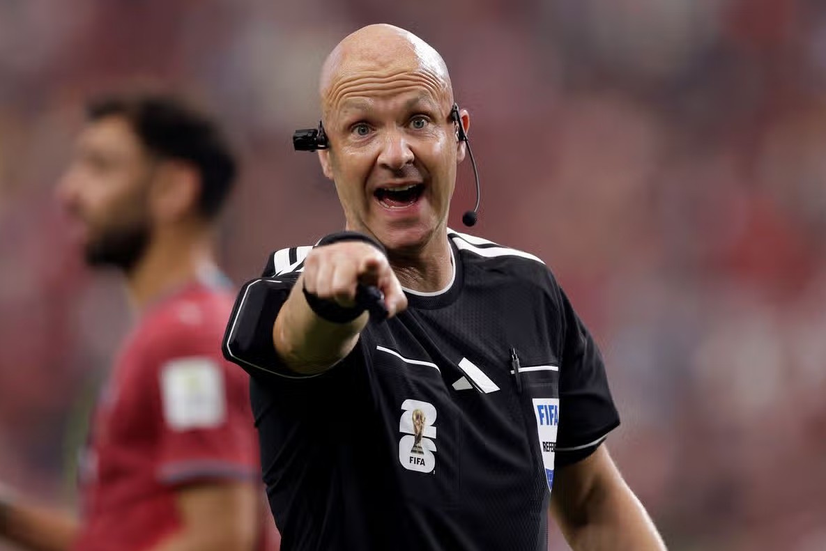 Anthony Taylor Akhiri Karier sebagai Wasit, Ungkap Beratnya Tekanan di Lapangan