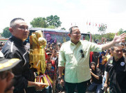 Ribuan Masyarakat dan Siswa Sambut Arak-arakan Sriwijaya FC