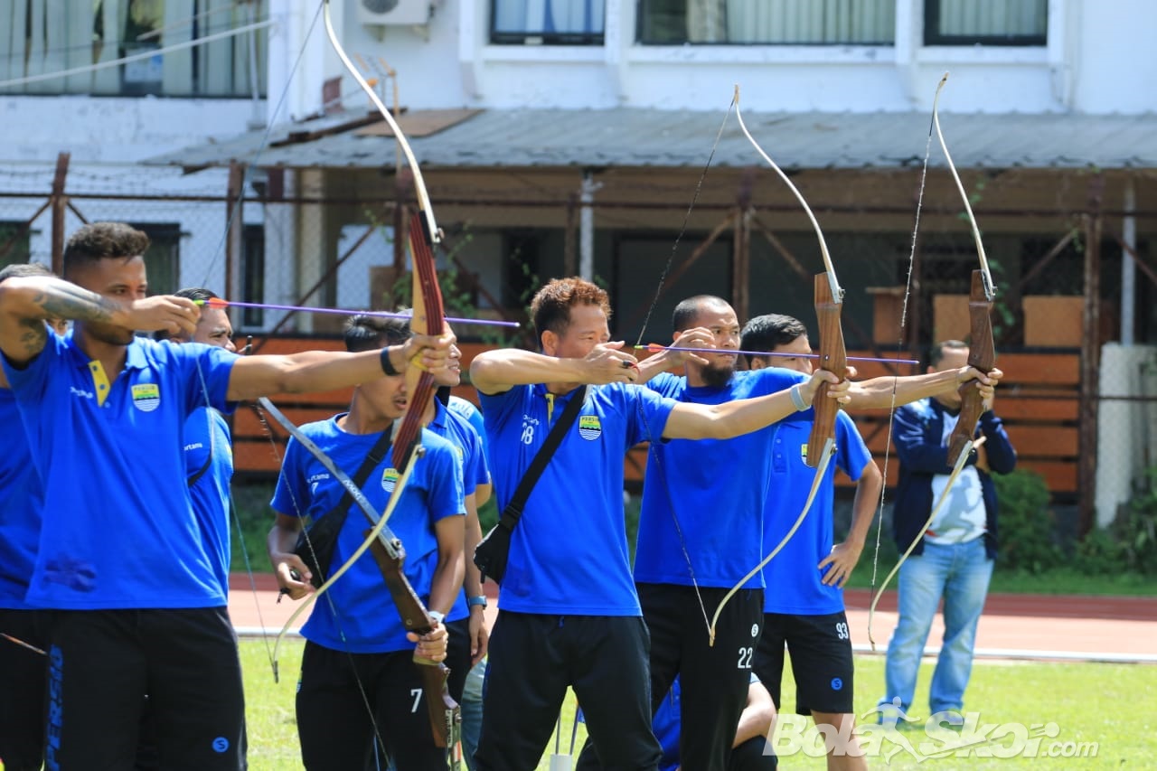 Pelatih Persib Beri Penjelasan soal Program Latihan dengan Olahraga Panahan