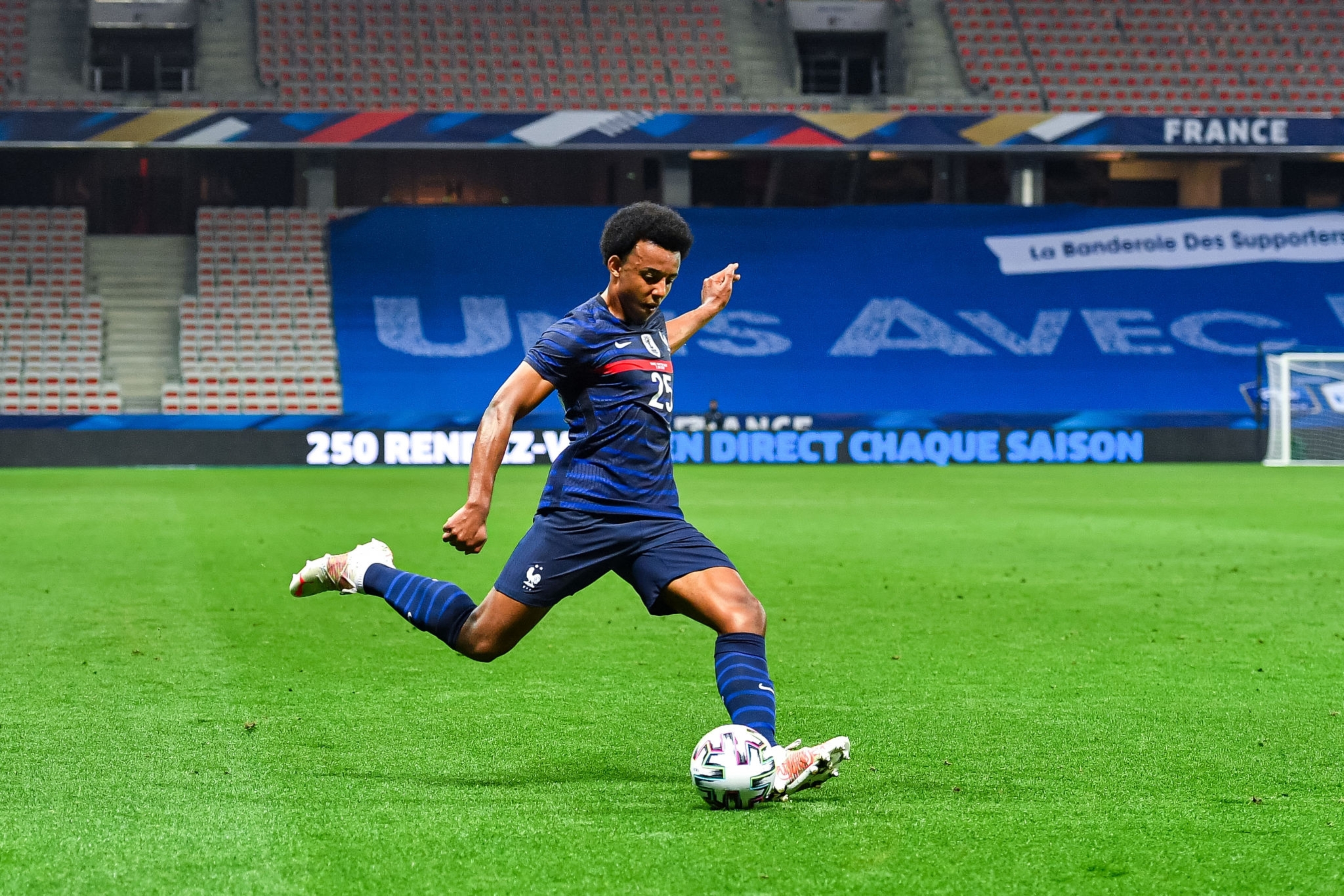 Barcelona Siapkan Tawaran Pertama untuk Jules Kounde