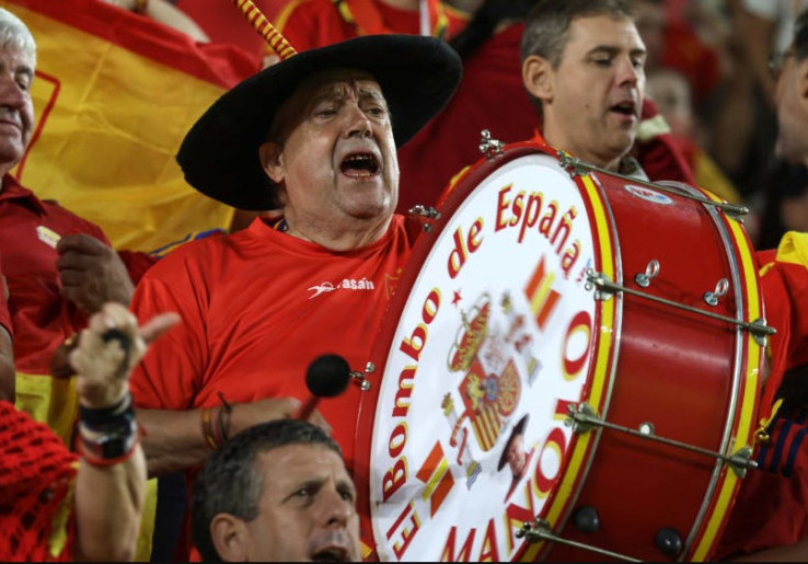 Sepak Bola Spanyol Berduka, Manolo el del Bombo, Pendukung Sejati La Roja Wafat di Usia 76 Tahun  