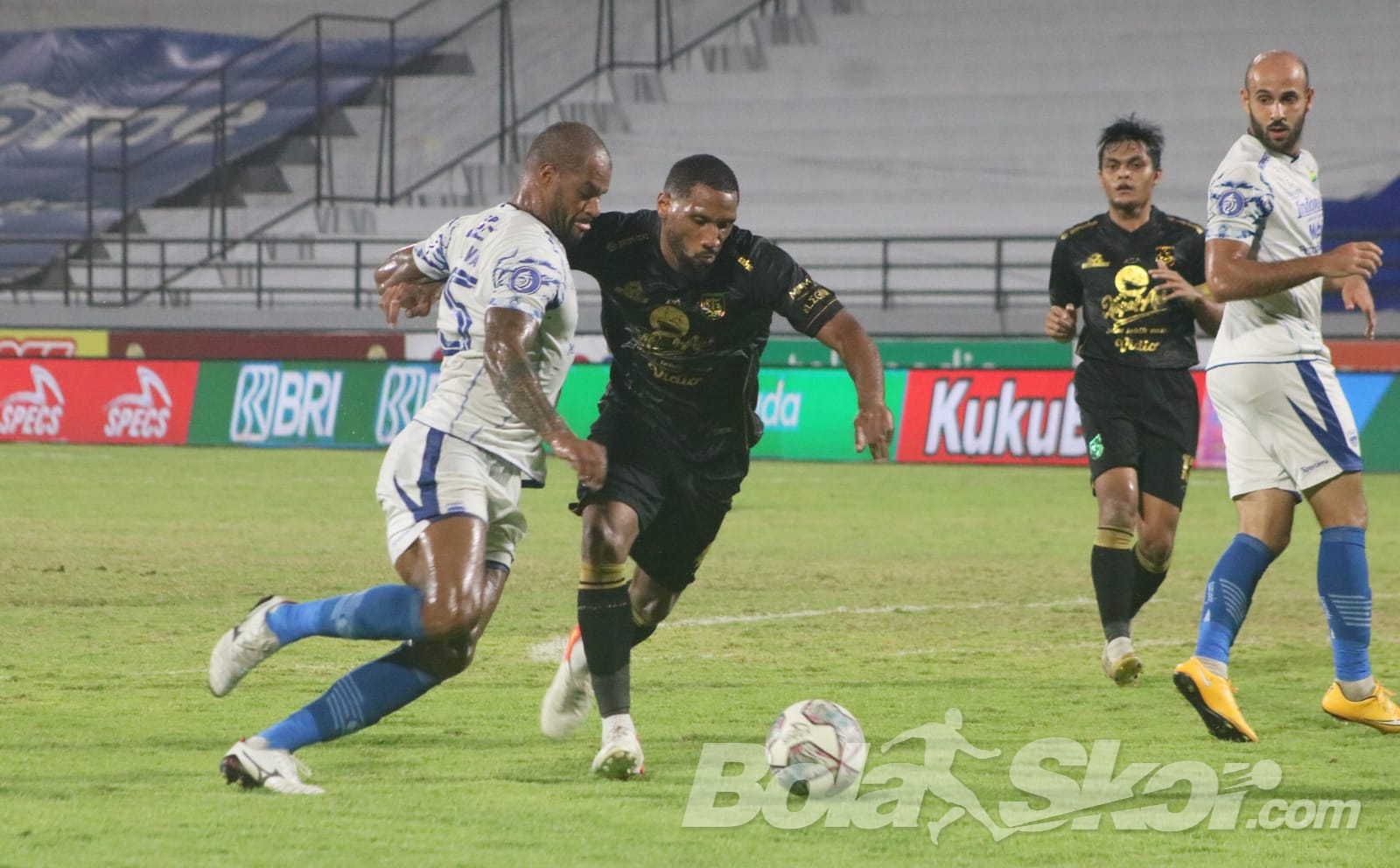 Hasil Liga 1: Ardi Idrus Kartu Merah, Persib Gagal Menang Lawan Persebaya
