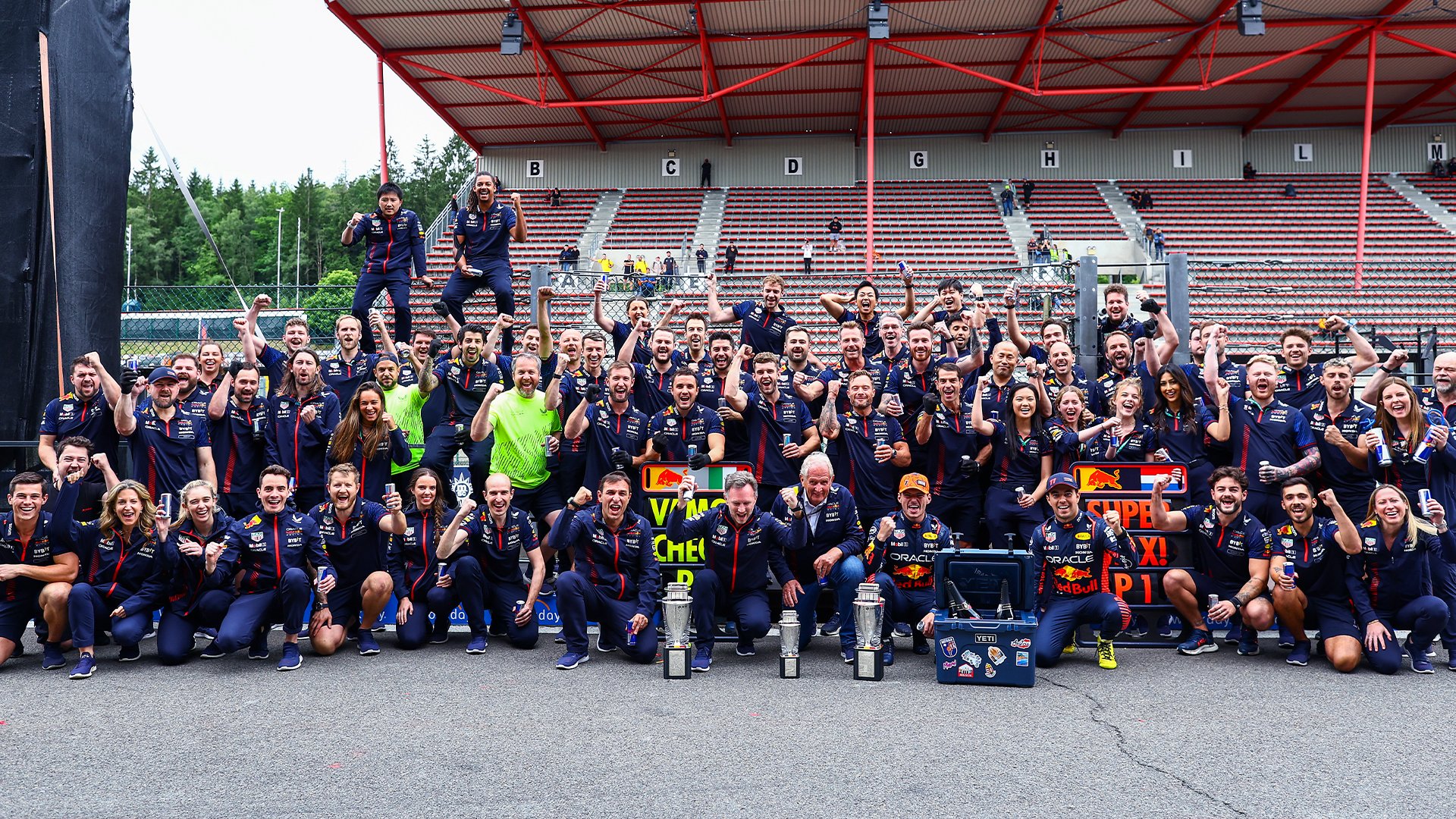 Insiden Trofi Kembali Warnai Kemenangan Verstappen