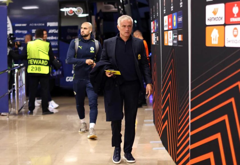 Dapat Kartu Merah, Jose Mourinho Ucapkan Selamat kepada Wasit