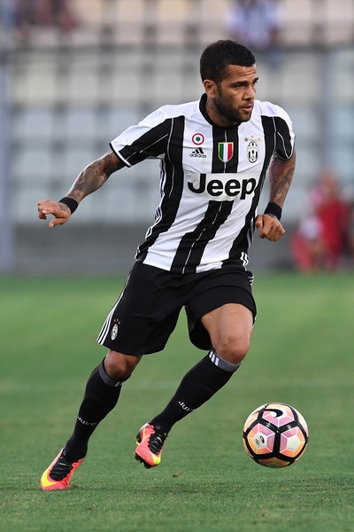 Dani Alves Jadi Kapten Timnas Brazil Sementara