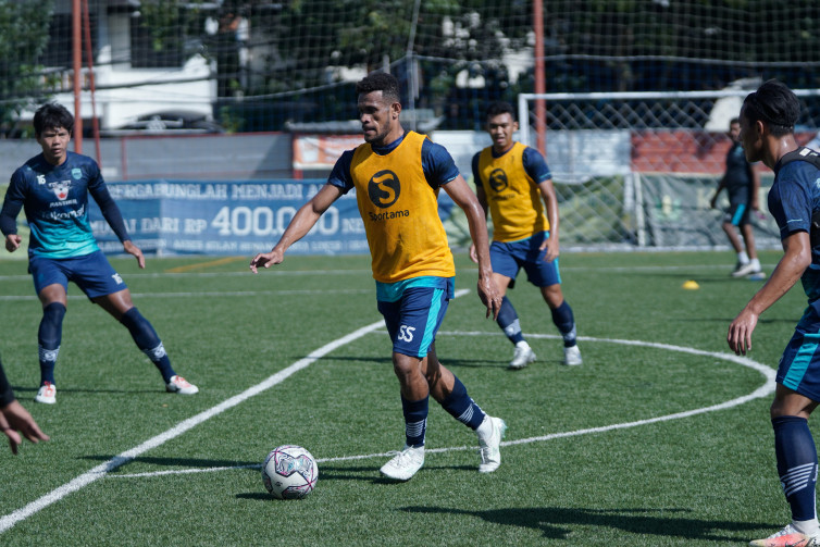 Jelang Liga 1, Pelatih Persib Masih Cemas dengan Kondisi Ricky Kambuaya serta Ciro Alves