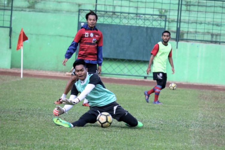 Kiper Arema FC Kurniawan Kartika Ajie Dibayangi Blunder Fatal