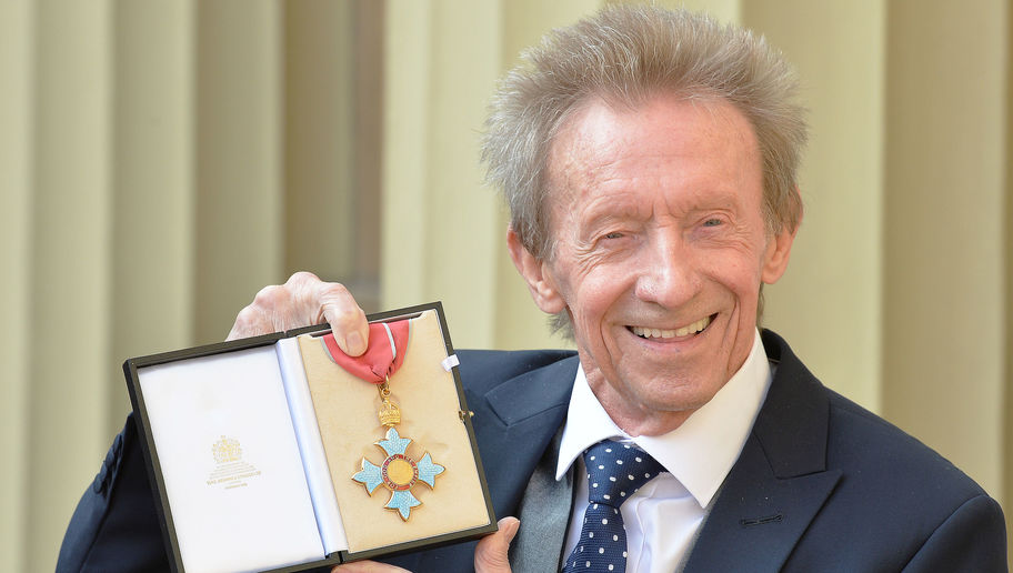 Legenda United, Denis Law Dilarikan Ke Rumah Sakit Setelah Pingsan Di Bandara