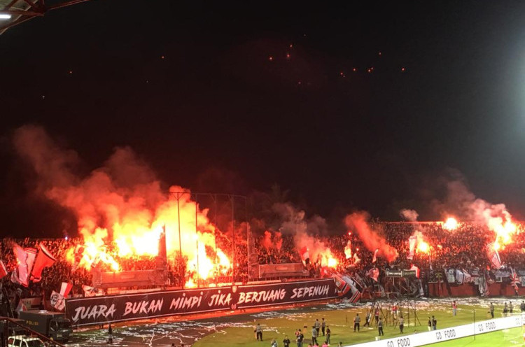 Flare dan Kembang Api Warnai Laga Bali United Vs Persija