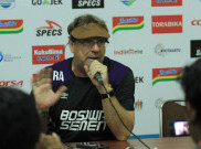 Robert Rene Alberts Bikin PSM Makassar Gigit Jari