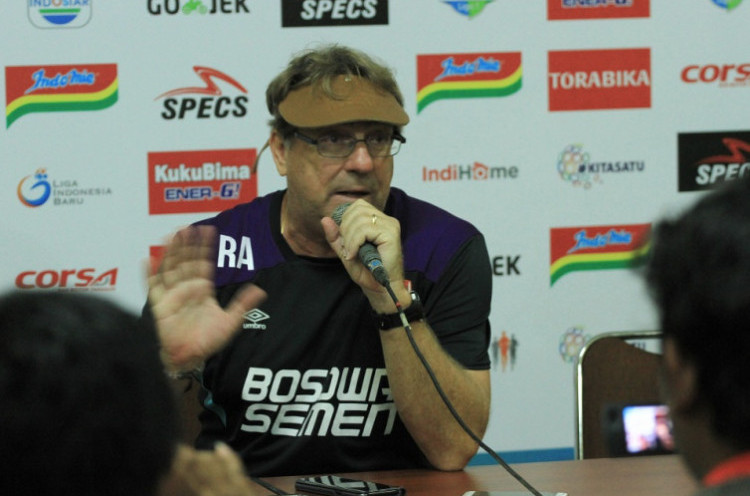 Robert Rene Alberts Bikin PSM Makassar Gigit Jari