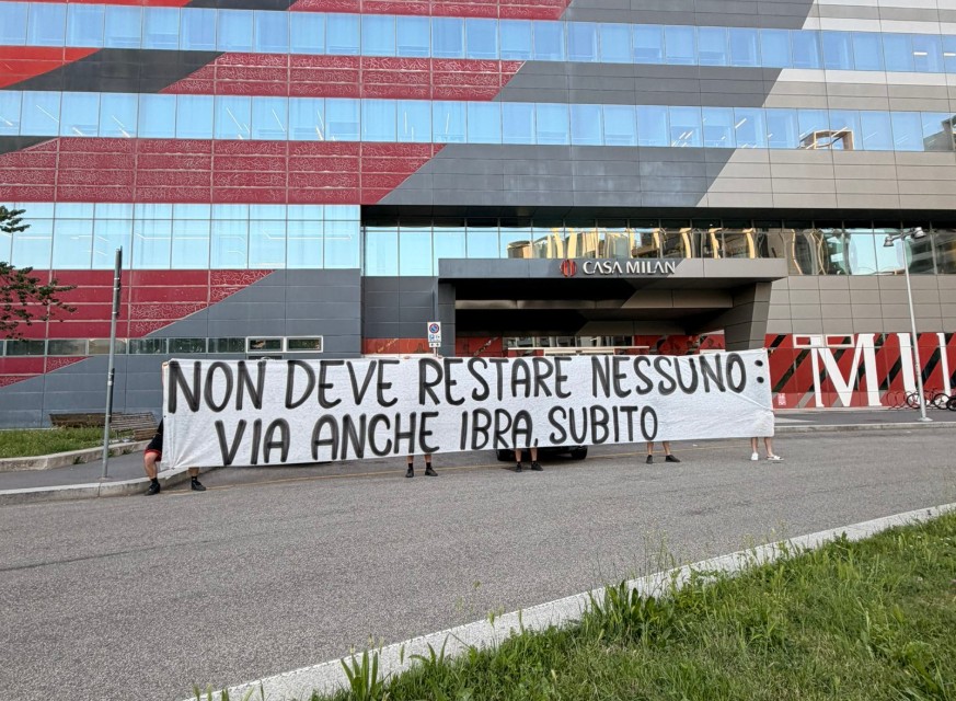 Gonjang-ganjing AC Milan, Suporter Desak Pemecatan Zlatan Ibrahimovic 