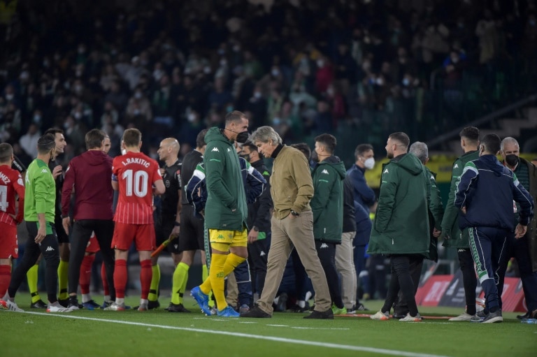 Suporter Berulah, El Gran Derbi Terpaksa Ditunda