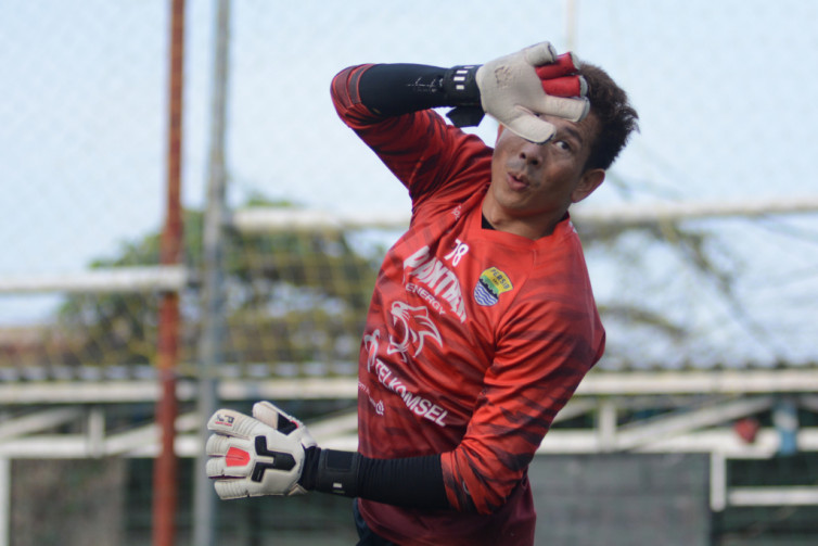 Kiper Persib I Made Wirawan Jalani Debut Manis di Liga 1 2021/2022