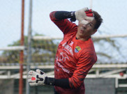 Kiper Persib I Made Wirawan Jalani Debut Manis di Liga 1 2021/2022