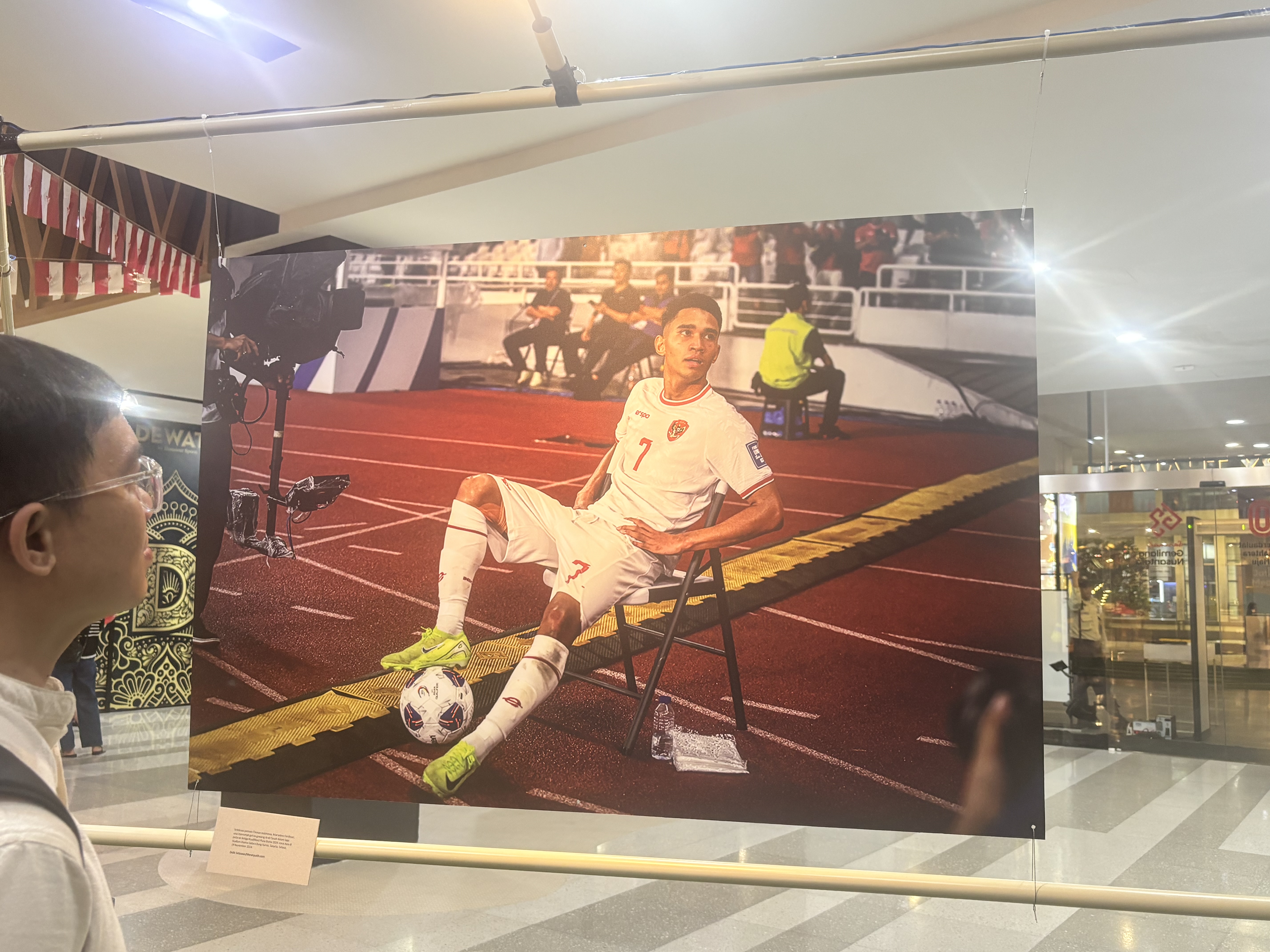 Foto Selebrasi Ikonik Marselino Ferdinan Karya Fotografer Merah Putih Ditampilkan di Pameran 90’ & BEYOND