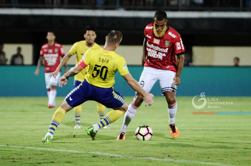 Comvalius Nilai Sepak Bola Indonesia Banyak Politiknya