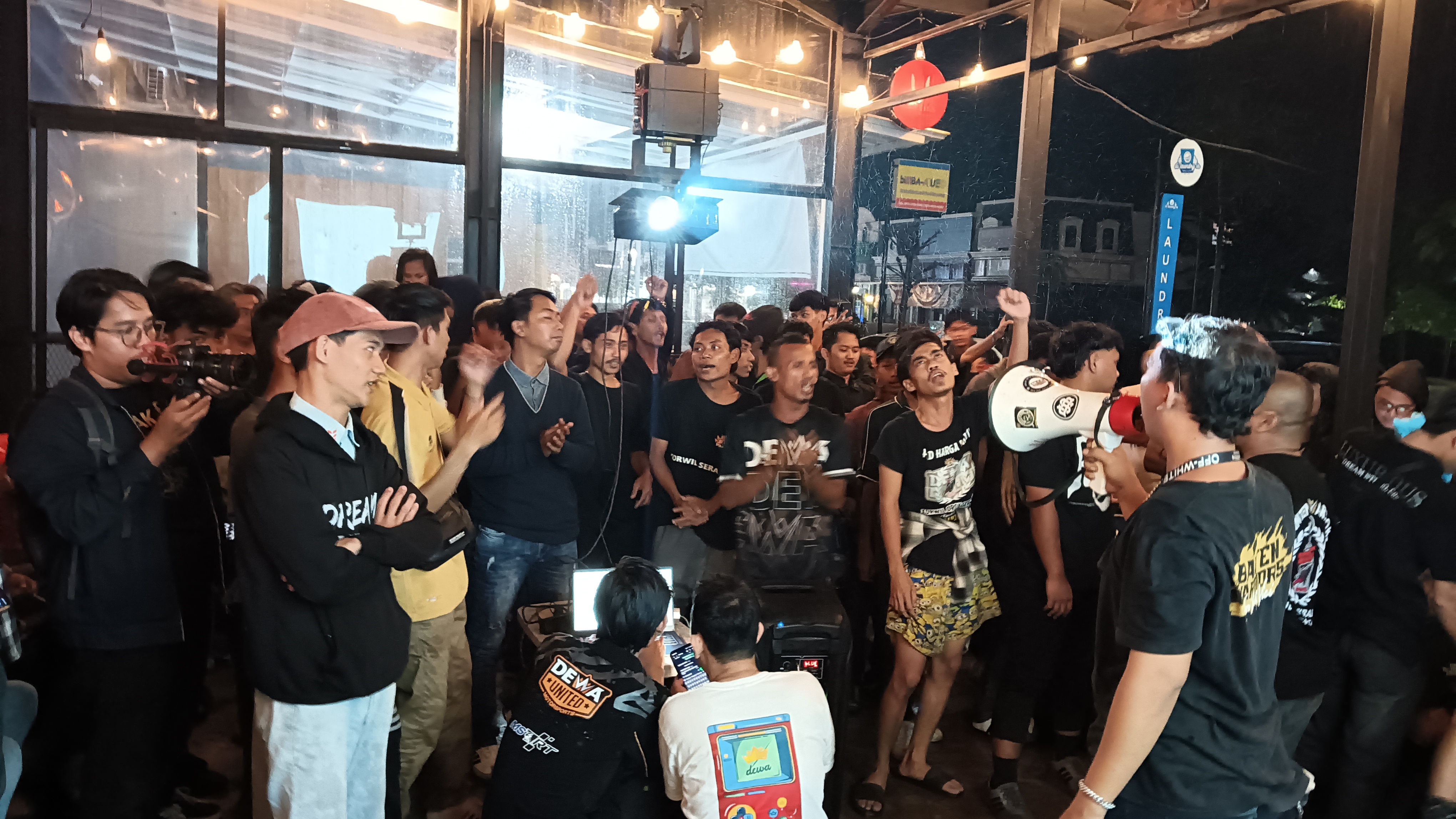 Hujan Lebat Tak Surutkan Semangat Nobar Perdana Dewa United Banten FC di Serang