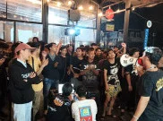 Hujan Lebat Tak Surutkan Semangat Nobar Perdana Dewa United Banten FC di Serang