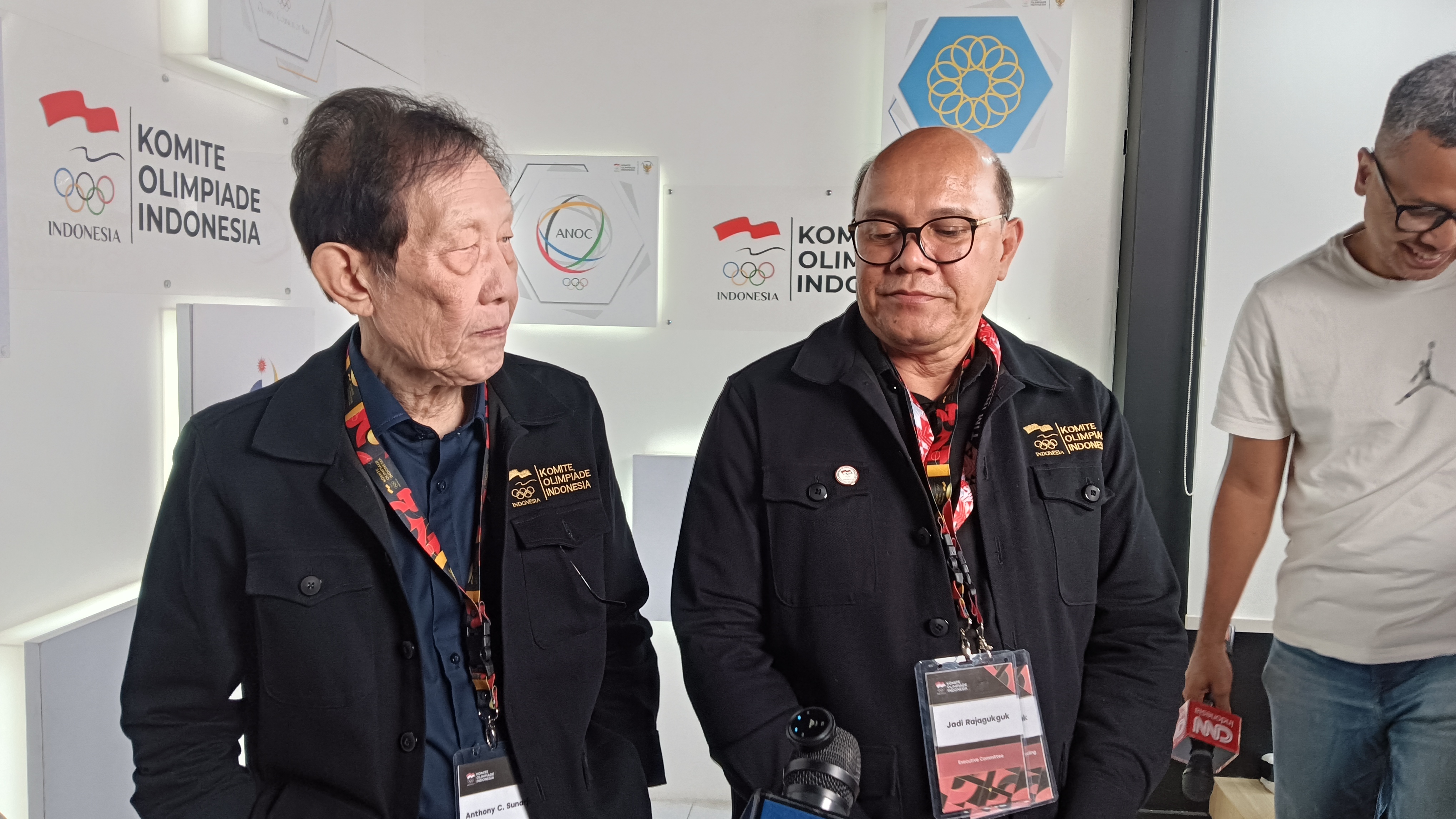 Ketua Dewan Etik Komite Olimpiade Indonesia Anthony C. Sunarjo dan Ketua Pelaksana RALB NOC Indonesia 2026, Jadi Rajagukguk. (BolaSkor.com/Gazza Roosaryatama)
