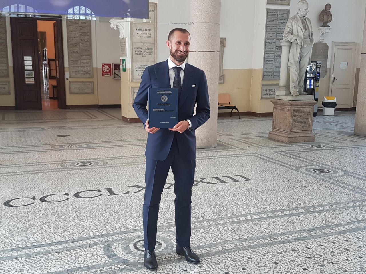 Giorgino Chiellini Resmi Bergelar Master Manajemen dan Ekonomi