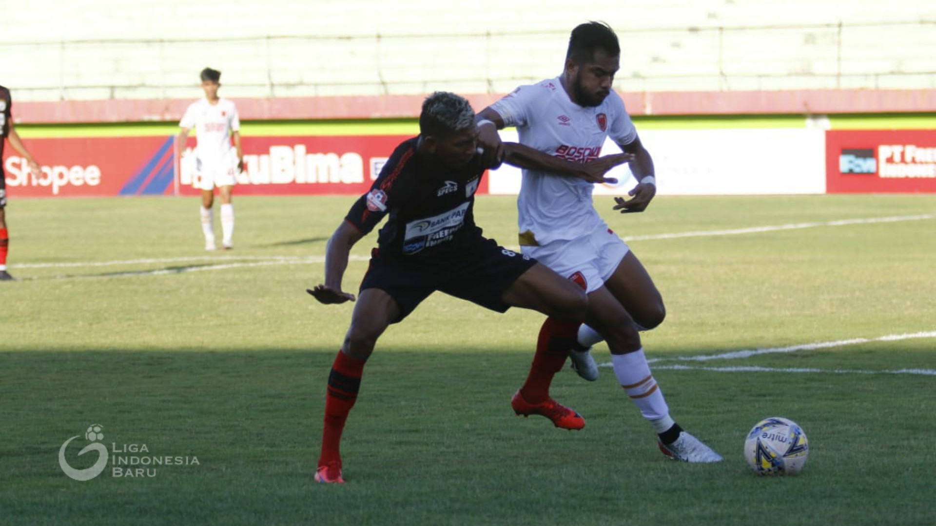 Media Spanyol Turut Soroti Tekel Horor Boaz Solossa ke Aaron Evans saat Persipura Vs PSM