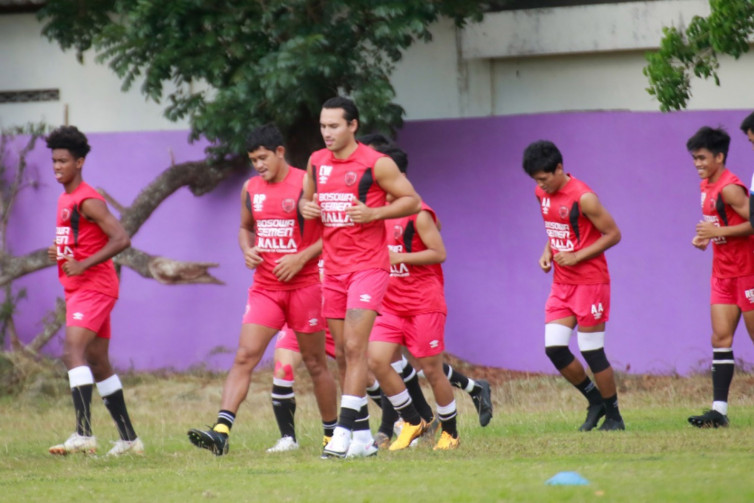 Manajemen Tegaskan Persib Tak Rekrut Ezra Walian dan Stefano Lilipaly