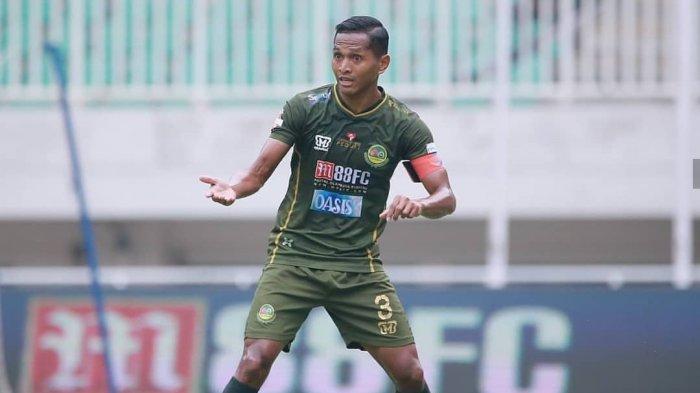 Pelatih Persebaya Aji Santoso Berharap Masalah Transfer Abduh Lestaluhu Cepat Selesai