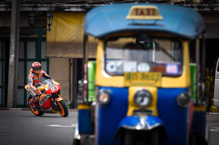 Jelang MotoGP Buriram, Marc Marquez Coba Kendaraan Tradisional Thailand