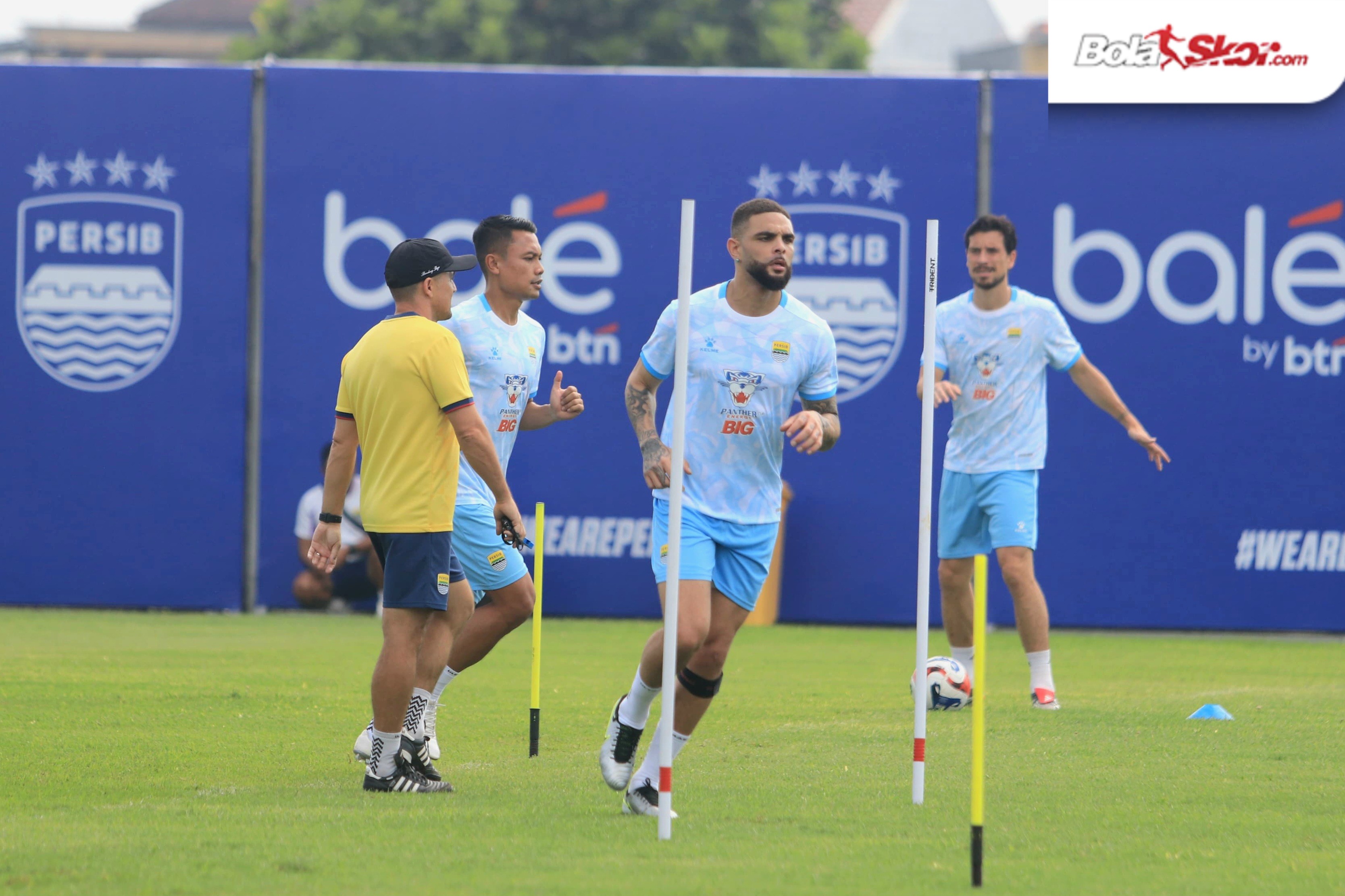 Sang Istri Menangis Saat Layvin Kurzawa Diperkenalkan di Stadion GBLA