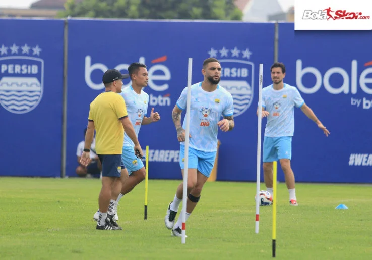 Sang Istri Menangis Saat Layvin Kurzawa Diperkenalkan di Stadion GBLA