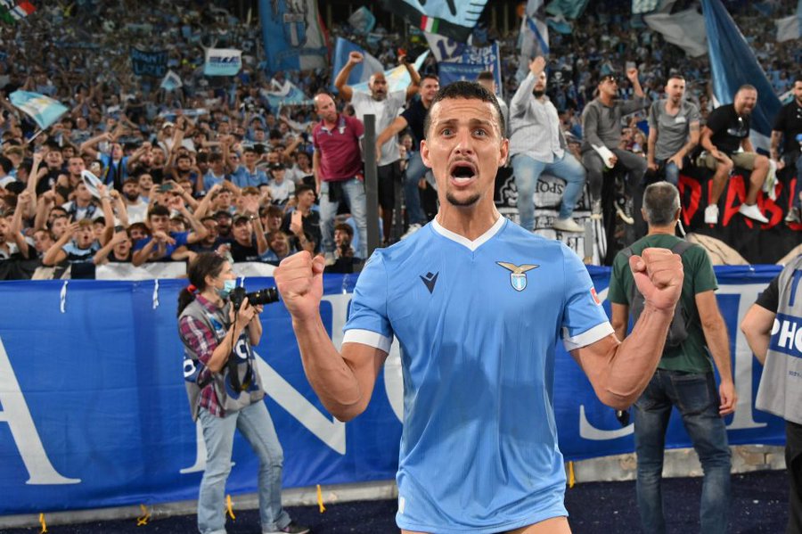Negosiasi dengan Ginter Mandek, Inter Milan Dekati Bek Lazio