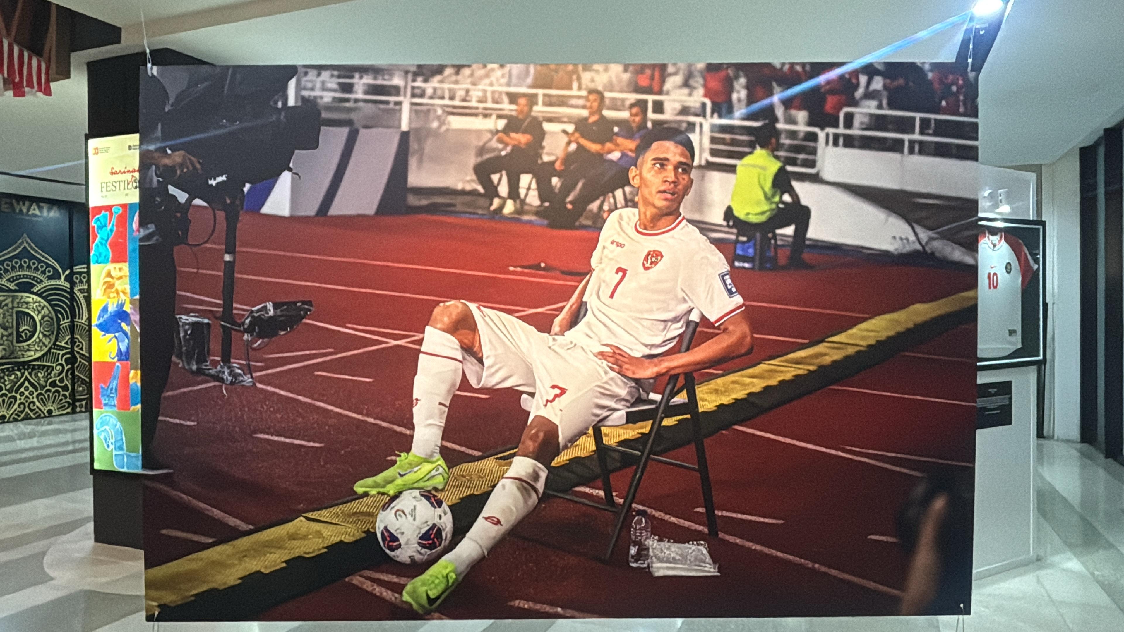 Foto Selebrasi Ikonik Marselino Ferdinan Karya Fotografer Merah Putih Ditampilkan di Pameran 90’ & BEYOND