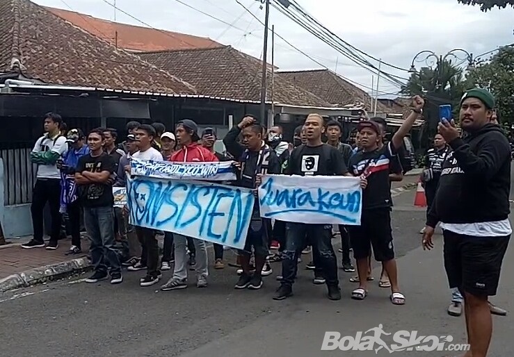 Ketika Bobotoh Sambut Skuat Persib Layaknya Pahlawan Usai Menang atas Arema FC