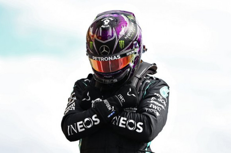 Raih Pole Position, Lewis Hamilton Selebrasi Black Panther