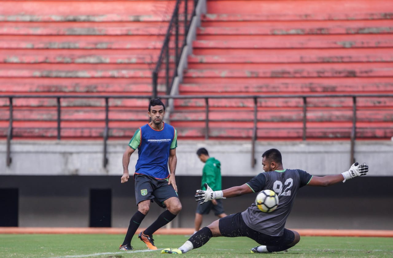 Kiper Cadangan Persebaya Unjuk Bukti di Hadapan Bejo Sugiantoro